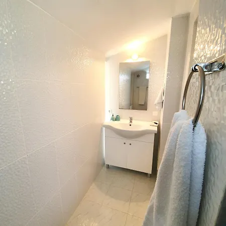 Seaside In - 38 Sqm With Terrace And Garden شقة ساغريش